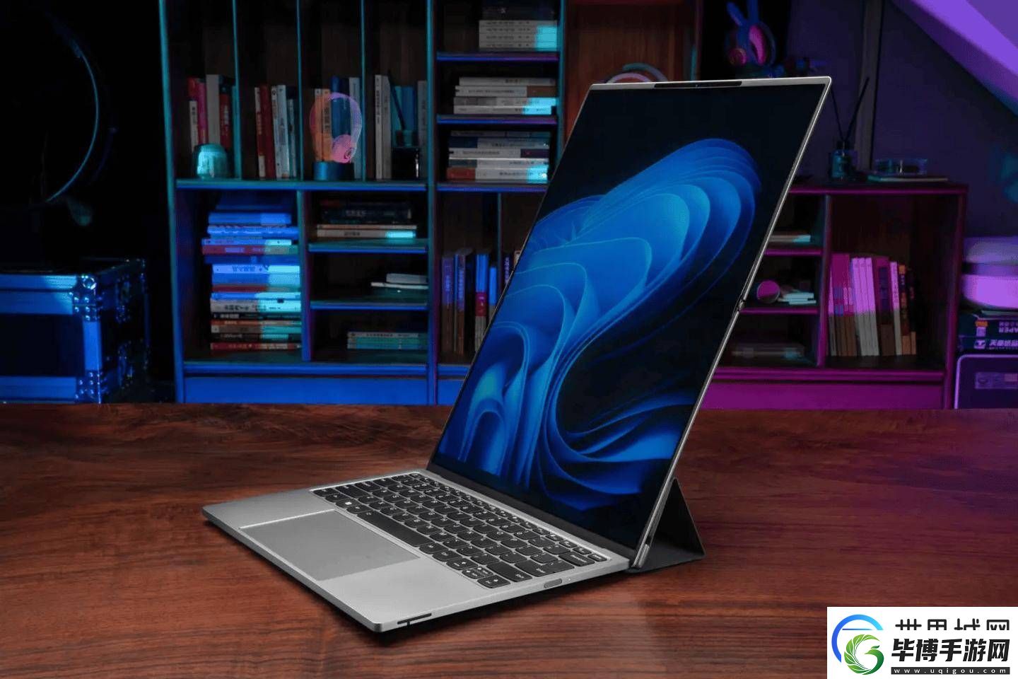 聯(lián)想ThinkBook-Flip-AI-PC：雙屏三折疊-未來(lái)辦公新形態(tài)！ 